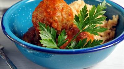 Servir las albóndigas con arroz blanco al gusto.