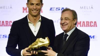 El presidente del Real Madrid, Florentino Pérez entrega la Bota de Oro al delantero Cristiano Ronaldo.
