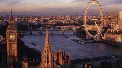 Londres es la capital de Inglaterra y del Reino Unido, y la mayor ciudad y área urbana de Gran Bretaña y de toda la Unión Europea.