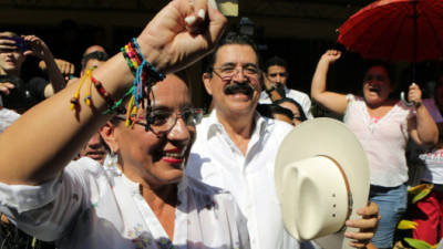 Xiomara Castro, candidata de Libre, votó acompañada del expresidente Manuel Mel Zelaya.