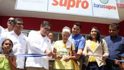 El presidente de Honduras, Juan Orlando Hernández, durante el corte de cinta del Minisupro en Roatán.