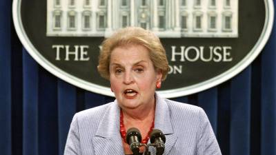 Madeleine Albright, que llegó como refugiada a EEUU cuando era una niña, fue la primera mujer en ser nombrada secretaria de Estado por el expresidente Bill Clinton.