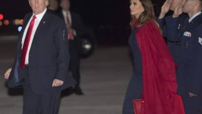 El presidente de EEUU, Donald Trump y su esposa Melania, llegaron el pasado viernes a Palm Beach, en el sur de Florida, para pasar el fin de semana en su residencia de invierno en medio de los rumores de una crisis matrimonial tras destaparse una supuesta infidelidad del magnate con una actriz de cine para adultos.