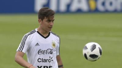 Paulo Dybala ha sido visto como el sustituto de Lionel Messi. Foto AFP