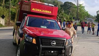 Una ambulancia del Cuerpo de Bomberos llegó a la escena para auxiliar a la joven, pero esta ya no tenía signos vitales.