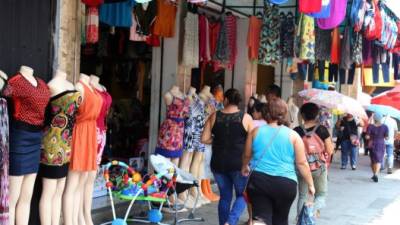 En el centro de la ciudad hay gran cantidad de tiendas y negocios de venta de ropa. Foto: Melvin Cubas.