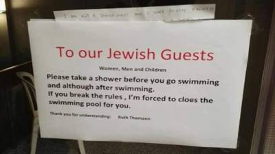 'A nuestros huéspedes judios, por favor tome una ducha antes de ir a nadar... Si rompe las reglas, me veré obligada a cerrar la piscina para ustedes', escribió la administradora del hotel suizo, Ruth Thomann, en un mensaje que ha indignado a la comunidad judía.