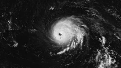 Fotografía cedida por la NASA que muestra una imagen del huracán Irma sobre las islas del Caribe tomada por el satélite Suomi NPP, hoy, 6 de septiembre de 2017. EFE