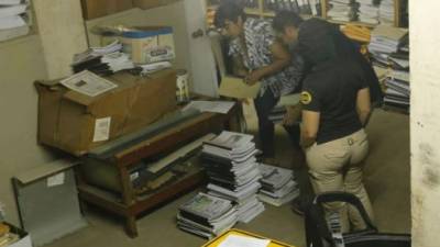 En la imagen, los agentes recogen documentación en el sótano de Fondo Vial. Foto cortesía Ministerio Público.