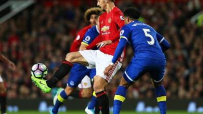 MAN757. MANCHESTER (REINO UNIDO), 04/04/2017.- El jugador del Manchester United Zlatan Ibrahimovic (i) conduce el balón ante la marca de Ashley Williams (d), del Everton, hoy, martes 4 de abril de 2017, durante un partido por la Liga Premier entre el Manchester United y el Everton, en el estadio Old Trafford de Manchester (Reino Unido). EFE/Nigel RoddisSOLO USO EDITORIAL/Prohibido su uso en servicios no autorizados de audio, vídeo, listas de juegos, logotipos de clubes o de la liga, o servicios en vivo. Uso limitado de 75 fotografías en línea durante el juego. No se debe utilizar en emulaciones de vídeo. No usar en casas de apuestas, juegos o publicaciones individuales de clubes, ligas o jugadores