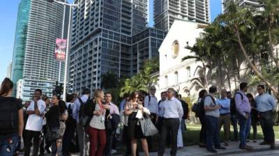 Las personas fueron evacuadas de los edificios en Miami.