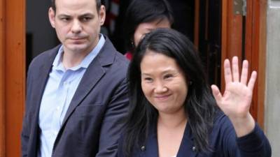 Keiko Fujimori saluda junto a su esposo Mark Vito cuando se van después de la audiencia. AFP