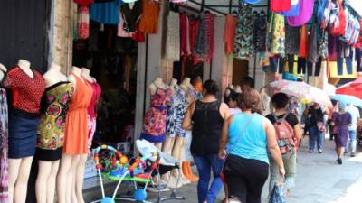 Sampedranos caminan y observan las tiendas de la tercera avenida, adonde se concentran decenas de tiendas.