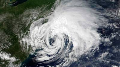 Hermine podría alcanzar la fuerza de un huracán este domingo, cuando se espera que azote la costa este de EUA.