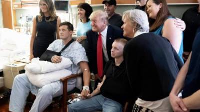 El presidente de EEUU, Donald Trump y su esposa, Melania Trump, posan con los heridos. Foto: Twitter