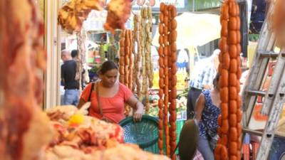 Puestos de carnes en el mercado Dandy de la capital industrial. FOTO: Franklyn Muñoz