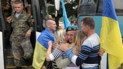 Soldados ucranianos iniciaron a regresar ayer a sus hogares.