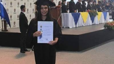 El pasado sábado 30 de noviembre la hondureña Danelya Romero recibió ambos títulos en UNAH.