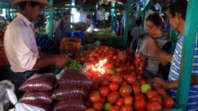 Puestos de comestibles en un mercado.