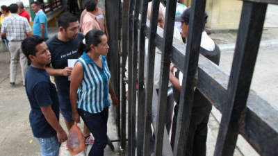 Las tres víctimas fueron reclamadas por sus familiares en la morgue de Medicina Forense de San Pedro Sula.