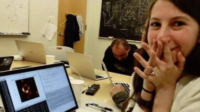 Katie Bouman es una científica estadounidense que lideró el equipo de informática para captar la primera imagen de un agujero negro en la historia de la humanidad./Facebook.