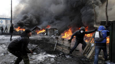 Agentes antidisturbios y manifestantes antigubernamentales se enfrentan en Kiev.