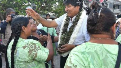 El presidente de Bolivia, Evo Morales, saluda a varios seguidores antes de depositar su voto en Villa 14 de Septiembre (Bolivia). La jornada de comicios generales en Bolivia, en la que se elegirá al presidente y vicepresidente y se renovará el Parlamento para el periodo 2020-2025, comenzó este domingo con la apertura de las mesas electorales. EFE/Jorge Ábrego