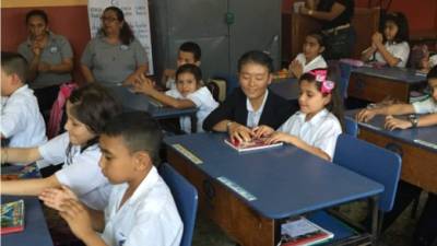 Shizuko Nakamura asiste en las aulas a los escolares en Gracias, Lempira.