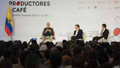 Colombian President Juan Manuel Santos (C) listens to former US President Bill Clinton (L), accompanied by Colombian Coffee Federation CEO Roberto Velez at the World Coffee Producers Forum in Medellin, Colombia on July 11, 2017. / AFP PHOTO / JOAQUIN SARMIENTO