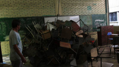 El plan contempla la reparación del mobiliario escolar en mal estado.