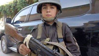 El pequeño comenzó a luchar contra los Talibanes tras la muerte de su padre.