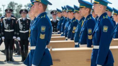 Los cuerpos de las víctimas fueron recibidos con todos los honores en Holanda.