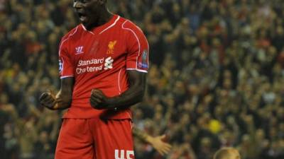 Mario Balotelli celebrando su primer gol en la Champions con el Liverpool.