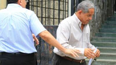Luis Alonso López, exauditor, a la salida del tribunal, y Marco Antonio Bermúdez, otro de los procesados.
