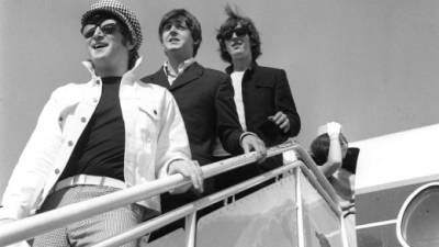 Los componentes del grupo musical 'The Beatles', John Lennon, Paul McCartney y George Harrison descienden del avión a su llegada al aeropuerto de Barajas el 1 de julio de 1965. EFE/Archivo