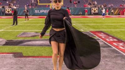 Lady Gaga sobre el campo dónde se jugará el Super Bowl.