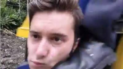 Un video que se hizo viral este miércoles muestra a un joven pateado en la cabeza mientras intentaba tomarse una selfie frente a un tren que pasaba detrás suyo.