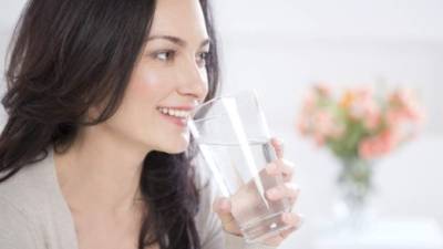 La bebida por excelencia para una adecuada hidratación es el agua, pero puede tomar otras bebidas que hidratan.