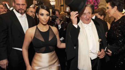 La personalidad estadounidense de televisión Kim Kardashian (i) y el empresario austríaco Richard Lugner (c) llegan hoy, jueves 27 de febrero de 2014, al 'Opera Ball' en Viena (Austria). EFE/