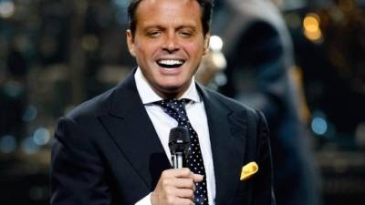 Luis Miguel es un cantante y productor musical mexicano nacido en Puerto Rico.