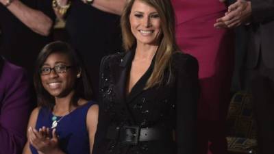 La primera dama estadounidense Melania Trump brilló durante el primer discurso de Donald Trump ante el Congreso de EUA. Melania fue ovacionada a su ingreso al recinto por los congresistas y senadores.