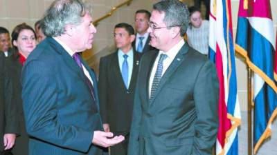 Luis Almagro, y el presidente Juan Orlando Hernández durante la firma del convenio de la Maccih en 2016.