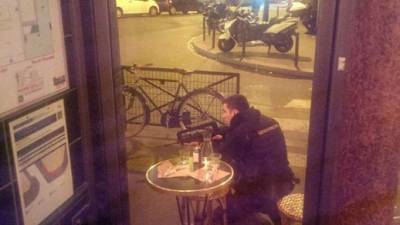 La policía francesa está desplegada en las calles de París. Atacantes tienen más de 100 rehenes en un bar.