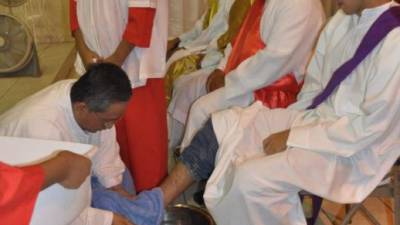 Ayer hubo lavatorio de pies en la parroquia, tal como Jesús lo hizo con sus discípulos.