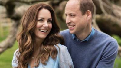 Kate Middleton junto a su esposo, el príncipe William, en una reciente foto para conmemorar su décimo aniversario de bodas.