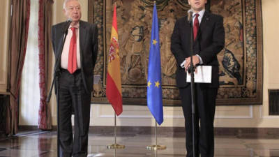 El ministro español de Asuntos Exteriores y de Cooperación, José Manuel García-Margallo (i), y su homólogo polaco, Vladyslav Sikorski (d), durante la rueda de prensa conjunta tras el encuentro que han mantenido hoy en Varsovia en el que han repasado los asuntos relativos a la Unión Europea (UE), así como otros relacionados con Oriente Medio o el norte de África. García-Margallo, ha dicho que España ha transmitido al embajador de EEUU en Madrid, James Costos, su 'seria preocupación' por las informaciones sobre el supuesto espionaje que, 'de confirmarse', podría suponer 'la ruptura del clima de confianza' entre ambos países. EFE