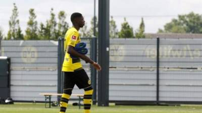 El extremo francés del Borussia Dortmund Ousmane Dembelé asiste a una fotografía de equipo en Dortmund, Alemania. EFE