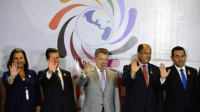 María Aguero Lara, Enrique Pena Nieto, Juan Manuel Santos, Luis Guillermo Solis y Jimmy Morales./ AFP PHOTO / EZEQUIEL BECERRA