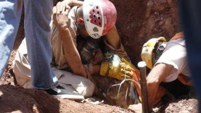 El rescate duró casi cuatro horas, la saturación del suelo dificultó los trabajos para los cuerpos de socorro.