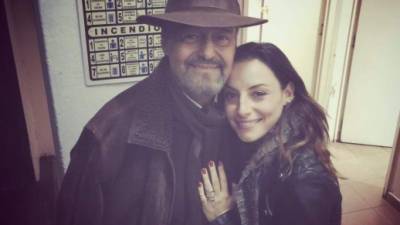 La mexicana posa con su padre Gonzalo Vega, el actor de 70 años de edad que falleció el pasado 10 de octubre.